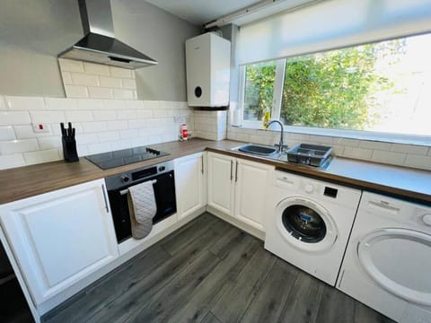 Kitchen or kitchenette, pet friendly, stove, washing machine, dryer