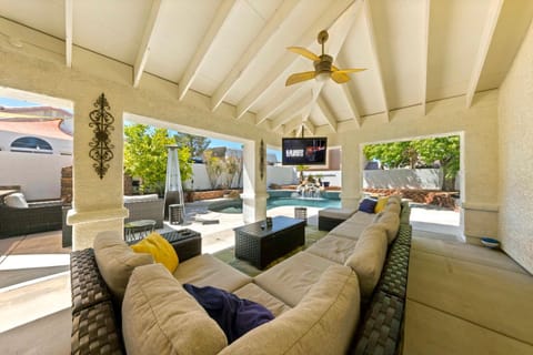 Ultimate Vacation: A Luxurious Oasis with a Pool! House in Henderson