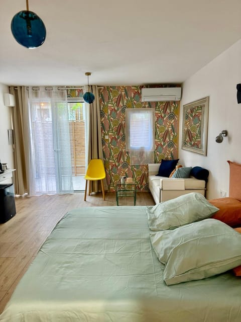 The home Privacy Bed and Breakfast in Marseille