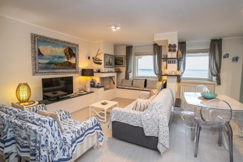 TV and multimedia, Kitchen or kitchenette, Living room, Seating area, Dining area, pet friendly