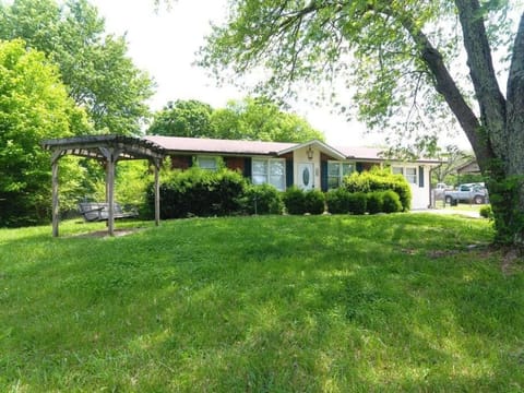 Center of Hendersonville with a fenced backyard Haus in Hendersonville