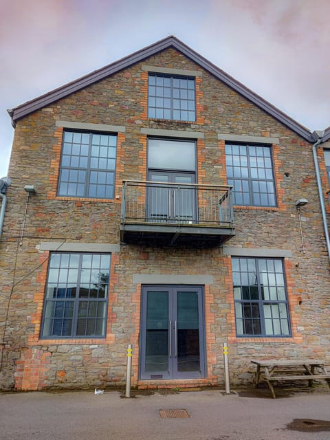 Property building, Day, Balcony/Terrace