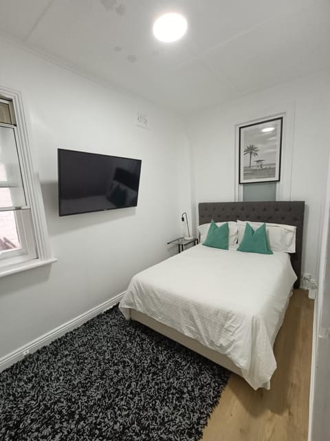 Lovely Room 1Min Walk to Station with 55Inch TV Vacation rental in Marrickville