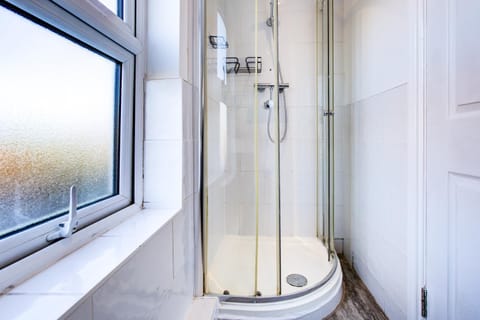 Modern 6 Bed 3 Bath House Condo in Colchester