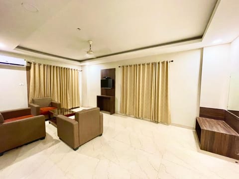 Communal lounge/ TV room, Bed, TV and multimedia, Living room, Photo of the whole room, Seating area, Evening entertainment, Bedroom, air conditioner