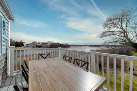 Gorgeous Views Close to it ALL! Casa in West Yarmouth