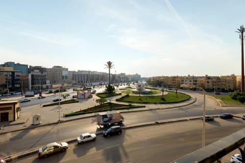 Day, Neighbourhood, Bird's eye view, City view, Street view, Location, Parking