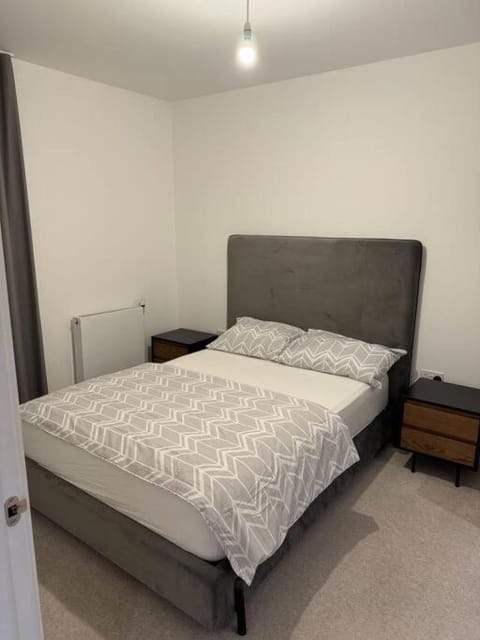 Spacious 2 Bedroom Flat With Balcony Copropriété in Barking