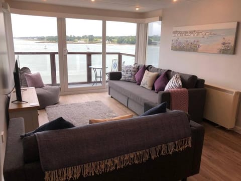 Menai View, an apartment with amazing sea views House in Llanddaniel Fab