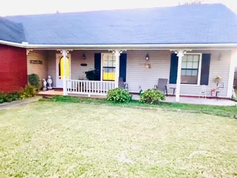 Cozy house centrally located close to everything in NWA Casa in Springdale