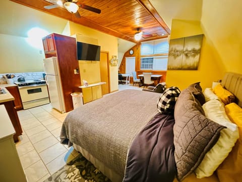 Beaver Lake Studio - King size bed and lake view House in Beaver Lake