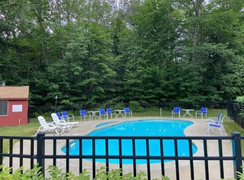 Cozy Condo in the Woods (5 mins to Loon Mountain) Condo in Woodstock