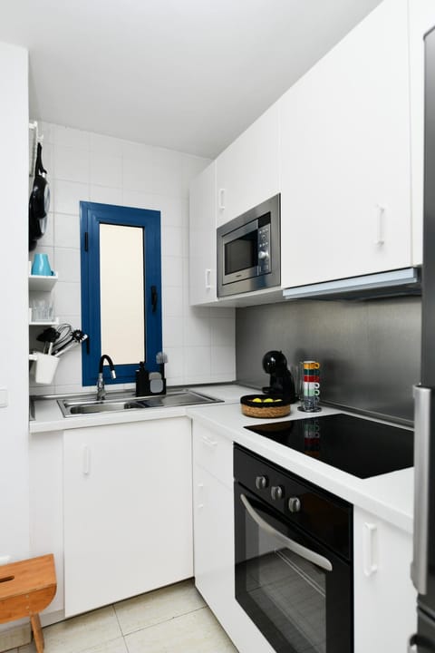 Kitchen or kitchenette, minibar, stove, kitchen