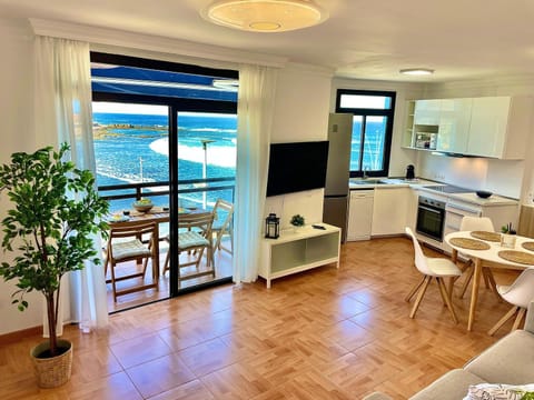 Natural landscape, TV and multimedia, View (from property/room), Balcony/Terrace, Kitchen or kitchenette, Living room, Seating area, Dining area, Sea view, oven