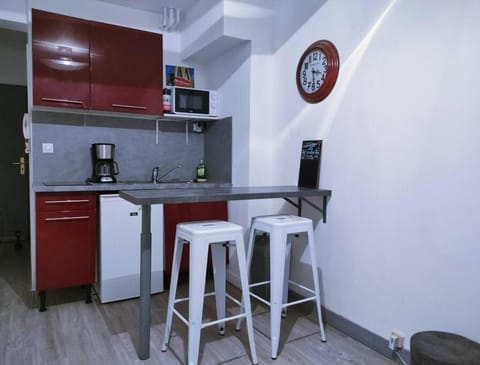 Coffee/tea facilities, Kitchen or kitchenette, Dining area, minibar, stove