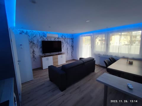 Communal lounge/ TV room, Living room, Seating area, Evening entertainment