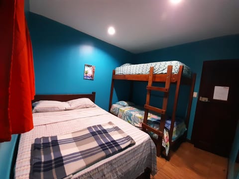 Coral Reef Surf Hostel and Camp Auberge de jeunesse in Tamarindo