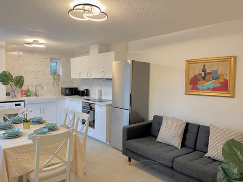 Kitchen or kitchenette, Living room, Seating area, Dining area, minibar, pet friendly, stove