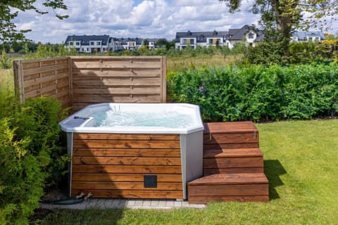 Day, Natural landscape, Garden, Hot Tub, Garden view