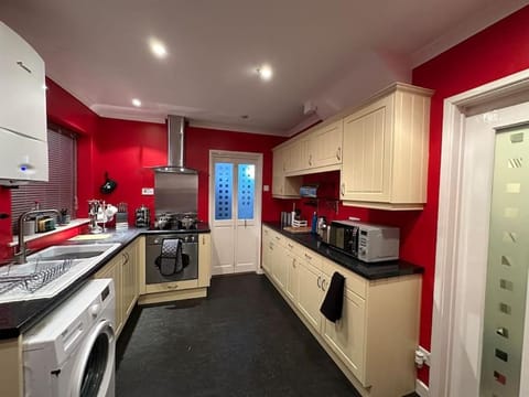 Quebec House - Free Parking and Wifi, 'Comfortable Spacious House Near to Town Centre House in Swindon