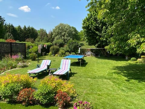 maison avec beau jardin arboré Chalet in Torcy