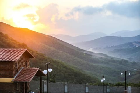 Casa de Campo Novo gravatá em condomínio, lazer completo com piscina compartilhada, churraqueira e forno a lenha privado e uma vista espetacular e com aquele friozinho House in Gravatá