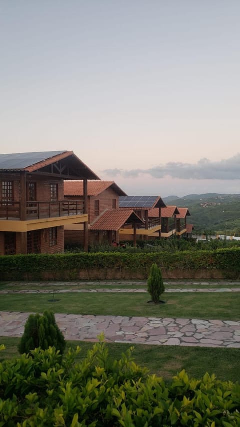 Casa de Campo Novo gravatá em condomínio, lazer completo com piscina compartilhada, churraqueira e forno a lenha privado e uma vista espetacular e com aquele friozinho House in Gravatá