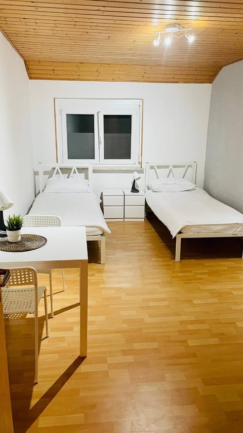 Haus mit 3 Wohnungen - ideal für Monteure & Gruppen Apartment in Sinsheim