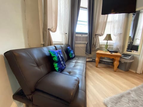 Charming and cozy apartment in New Jersey close to all the fun 10 minutes to NYC Condo in North Bergen