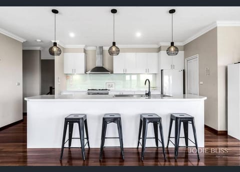 Freestanding house with ocean view House in Port Campbell