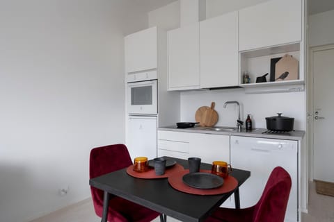 Jewelbox in Vantaa, free parking, 15 mins to Helsinki Vantaa Airport by train Condo in Helsinki