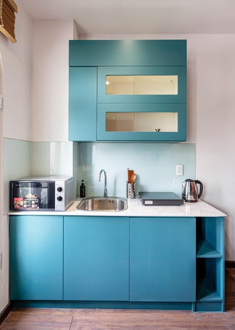 Kitchen or kitchenette, minibar