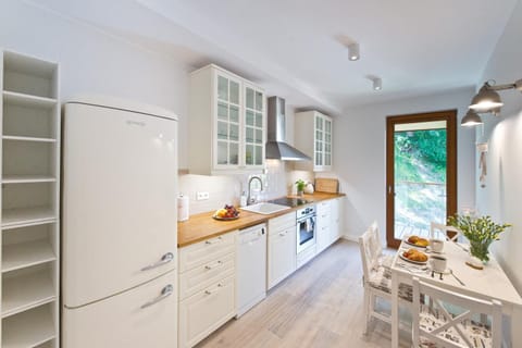 Coffee/tea facilities, Balcony/Terrace, Kitchen or kitchenette, Living room, Food and drinks, Dining area