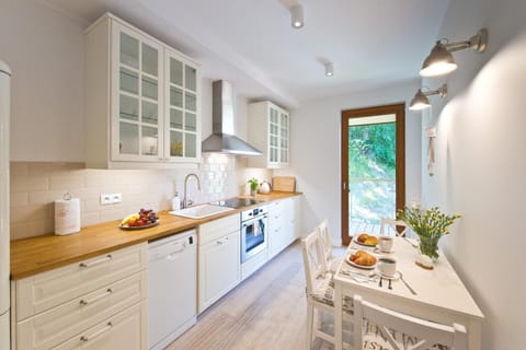 Bathroom, Coffee/tea facilities, Balcony/Terrace, Kitchen or kitchenette, Food and drinks, Seating area, Dining area, Bedroom, Area and facilities