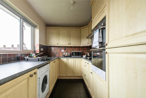 3 Bed Apartment - Perfect for Contractors near Liverpool Airport Condo in Liverpool