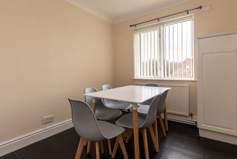 3 Bed Apartment - Perfect for Contractors near Liverpool Airport Condo in Liverpool