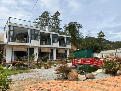 Property building, Day, Natural landscape, Garden, Garden view