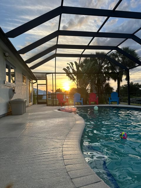 Sunset Paradise -3BR -Heated Pool -BBQ -Private Dock House in Port Charlotte