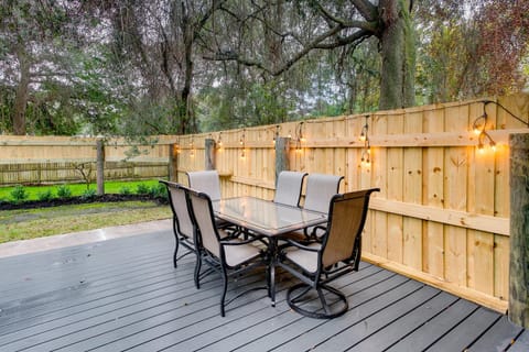 Bright Jekyll Island Home with Deck Less Than 1 Mi to Beach House in Camden County