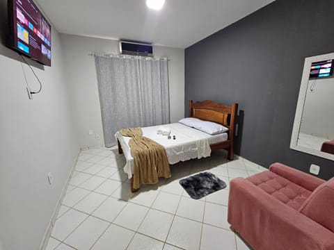 Bed, TV and multimedia, Photo of the whole room, Bedroom, towels