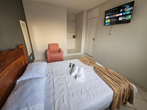 Bed, TV and multimedia, Photo of the whole room, Bedroom, towels