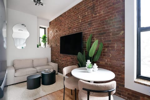 153-1G Newly Renovated 2BR Lower East Side Appartement in East Village