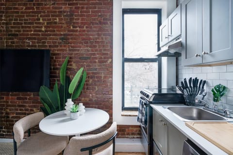153-1G Newly Renovated 2BR Lower East Side Appartamento in East Village