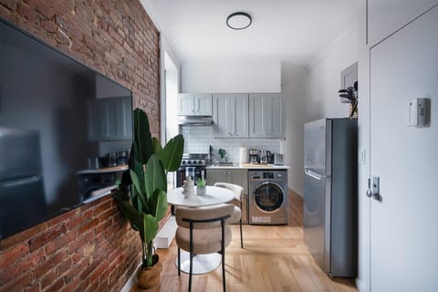 153-1G Newly Renovated 2BR Lower East Side Appartamento in East Village