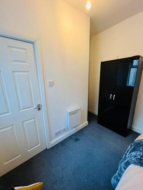 Luxury Double & Single Rooms with En-suite Private bathroom in City Centre Stoke on Trent Chambre d’hôte in Newcastle-under-Lyme