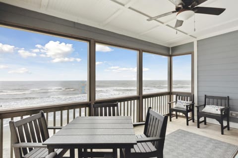 Oceanfront and Pet Friendly-Private Volleyball Ct, Spacious Deck and Screened in Porch House in James Island