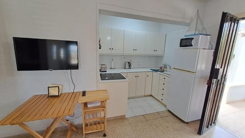 TV and multimedia, Kitchen or kitchenette, oven, stove