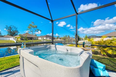 VILLA APOLLO - 3,5 BEDS - 2,5 BATHS - 8 GUESTS - WATERVIEW & POOL/SPA - INCL. 10% OFF BOAT RENTAL Villa in Cape Coral