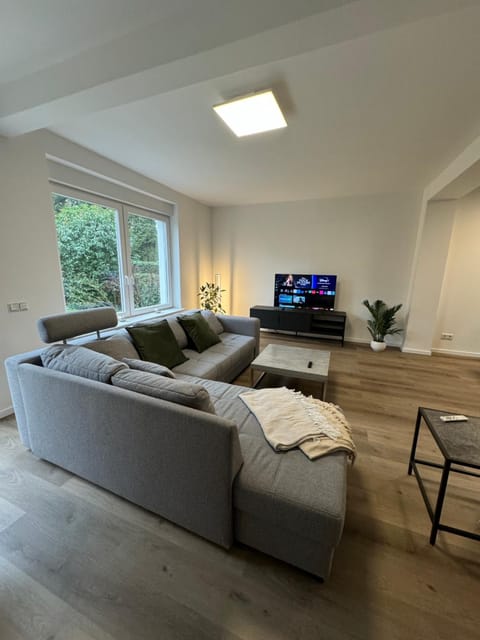 TV and multimedia, Living room, Seating area, Evening entertainment