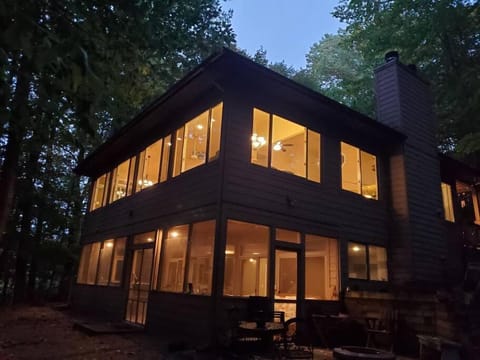Woodshores Retreat - cozy retreat, hot tub, Lk MI Casa in Lake Michigan Beach